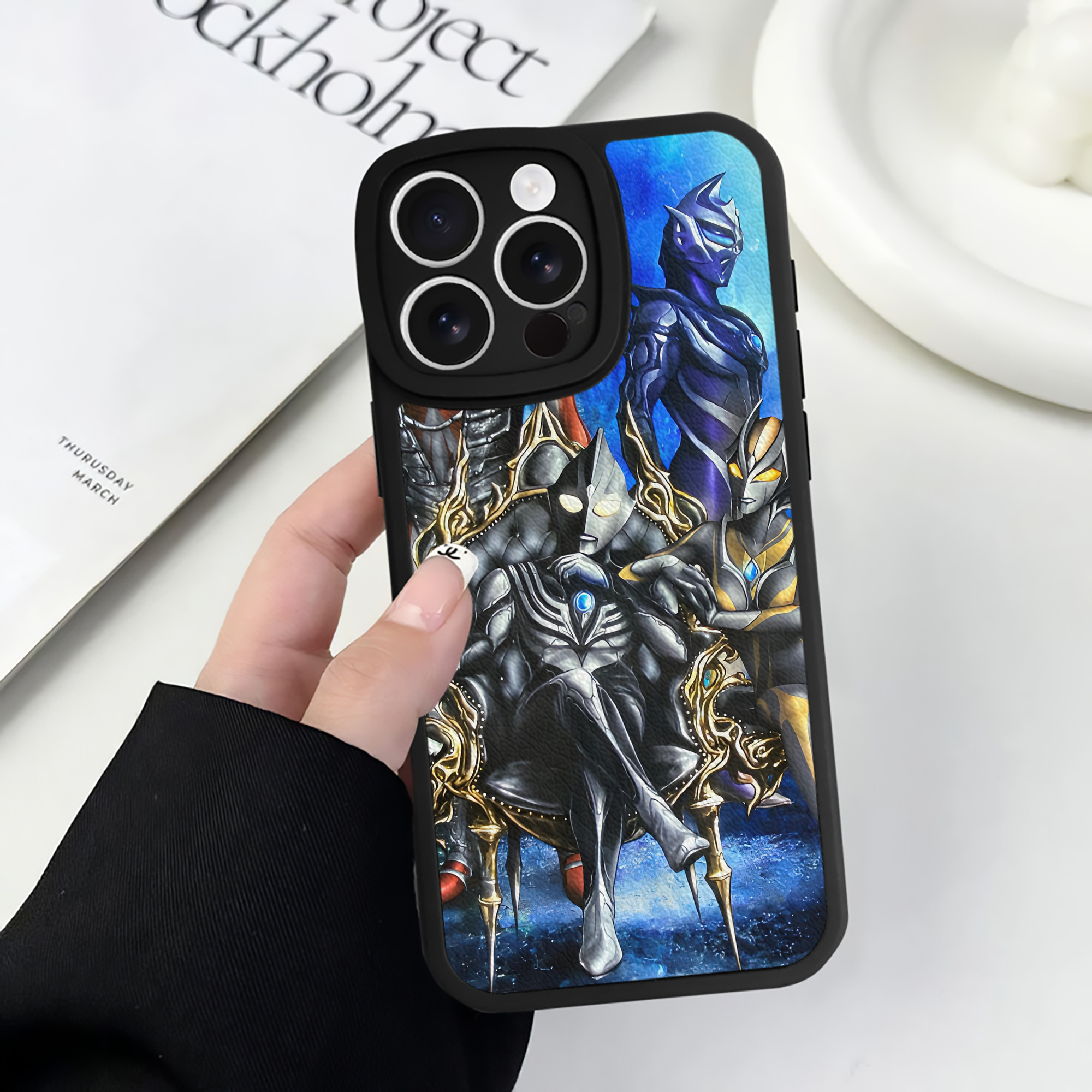 （画像用） ウルトラマン Ultraman 【iPhone 16シリーズ対応】シリコンスマホケース（レザー調） 材質：シリコン